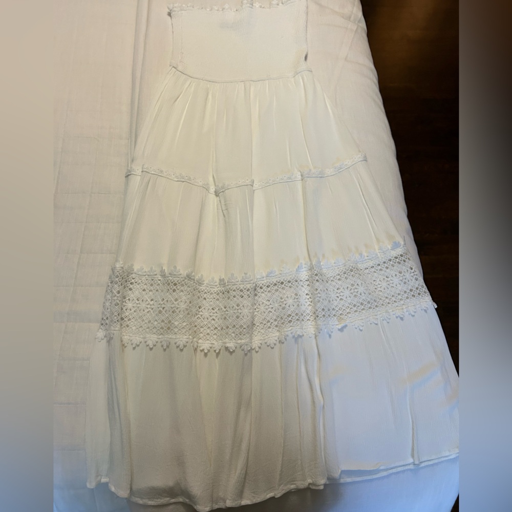 Zesica. Women’s Medium. White, strapless, maxi dress.